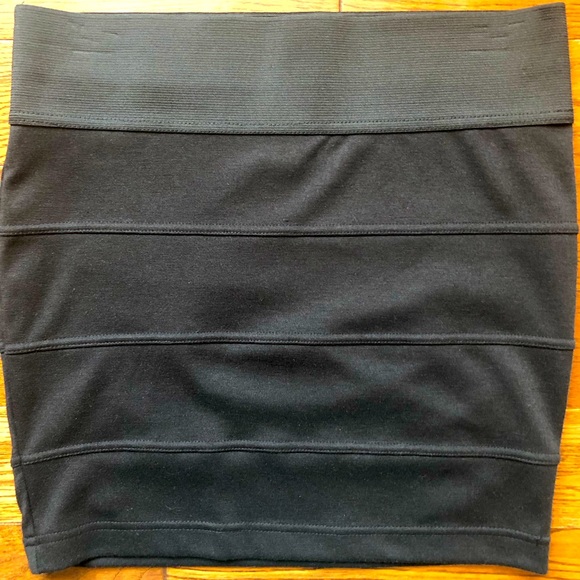 BNWOT Guess black mini skirt - Size Small - Picture 1 of 2